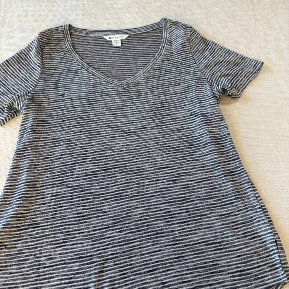 Athleta Womens V-Neck T-Shirt Small Blue White Striped Space Dye Short Sleeve